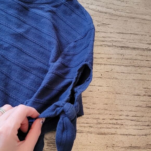 Navy Liz Claiborne tshirt with side bow size M - Picture 2 of 5